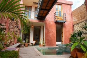 Domus Santa Barbara Apartments with Pool