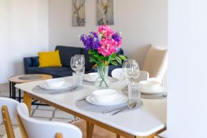 Warsaw Airport Apartment - Balcony & Parking - by Rentujemy