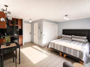 King Bed + Parking | Barrio Italia