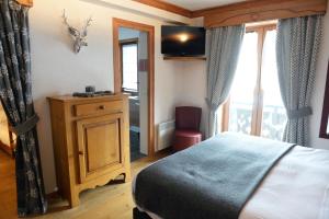 Quadruple Room (2 Adults + 2 Children) with Mountain View  room in Bellevue
