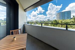 Modern City View Flat with Free Parking