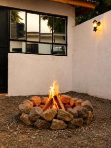 Cozy Retreat in Arusha - power 24hrs -Firepit - Free Parking- Garden swing- Fast Wi-Fi