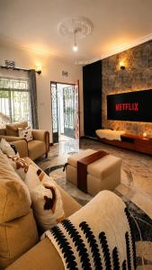 Cozy Retreat in Arusha - power 24hrs -Firepit - Free Parking- Garden swing- Fast Wi-Fi