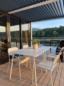 Design-Hausboot am Rheinsteig