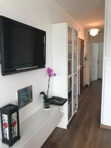 Quiet room-metro line 7 to 10 min-direct Paris