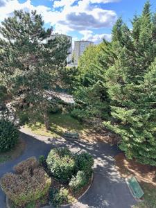 Quiet room-metro line 7 to 10 min-direct Paris