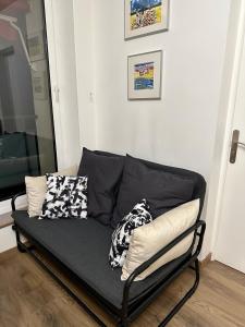 Quiet room-metro line 7 to 10 min-direct Paris