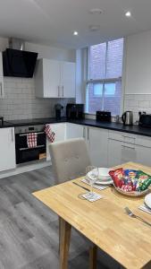 Sleeps 5 - City Centre Gem - Terrace - Modern