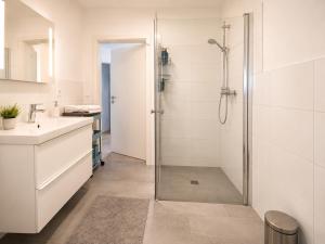 CROWN LIVING Design Apartment Altach - Ideal für Feriengäste und Geschäftsreisende, kostenloser Parkplatz, WLAN, Küche, Self Check-in