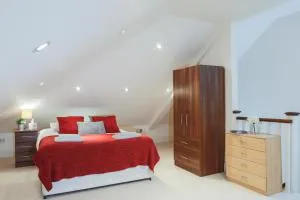 Finchley Central Spacious 3 bed triplex loft style apartment - 亨顿
