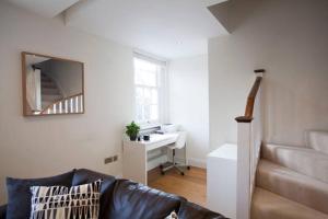 Finchley Central Spacious 3 bed triplex loft style apartment