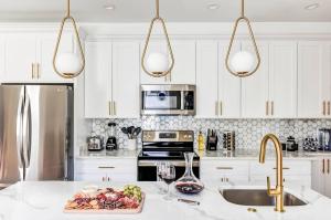 Luxury 12-BR DC Mansion- Rooftop Patio -Sleeps 28