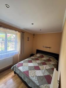Унікаляні апартаменти на території санаторію Квітка Полонини Apartment in Kvitka двохповерховий будинок позаду бювету