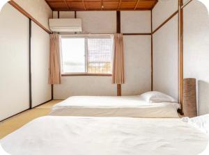 2 floors japanese style, direct to KIX, 10mins train to Namba, 5mins walk to stn , 2-6ppl