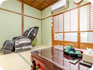 2 floors japanese style, direct to KIX, 10mins train to Namba, 5mins walk to stn , 2-6ppl