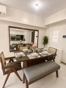 2BR & Balcony at Chelsea Parkplace Capital Town
