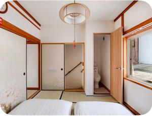 4 min to Namba by subway, 5 min walk to station, Japanese style, 2 toilets,2 tatami bedroom,2-5 people