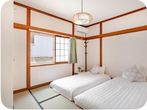 4 min to Namba by subway, 5 min walk to station, Japanese style, 2 toilets,2 tatami bedroom,2-5 people
