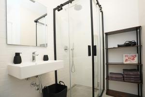 Patty 2 Modern and brand new apartment close to the center with private parking