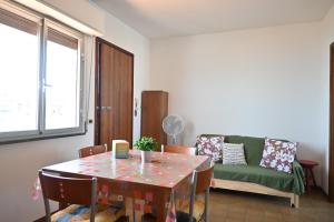 SE278 - Senigallia, trilocale fronte mare con balcone e posto auto