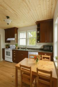 Downtown Antigonish- Entire 4 BR House & Garden