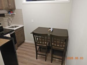 Luxury Single Suite with a closet, ensuite bathroom & laundry & dining space & kitchen