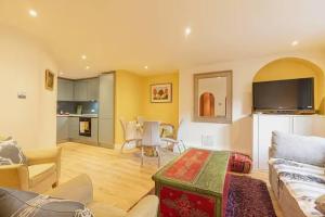 Stylish Two-Bedroom Notting Hill Garden Flat