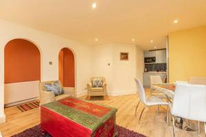 Stylish Two-Bedroom Notting Hill Garden Flat