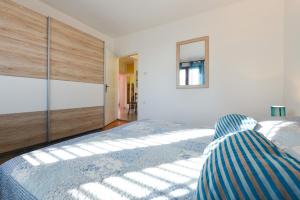Sunny,spacious apartmant Pag