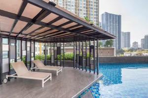 2Bed 2Bath LuxuryOnNutBTSE9 60sqmt GymPoolNetflix 2mins to BTS