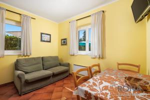Rona Apartments Ani