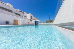 2BR Apt with Terrace & Parking, Near Beach & Town