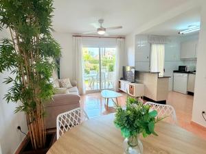 Bajo con jardin privado piscina 250m playa