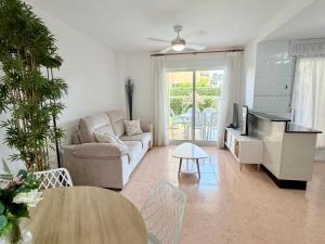 Bajo con jardin privado piscina 250m playa