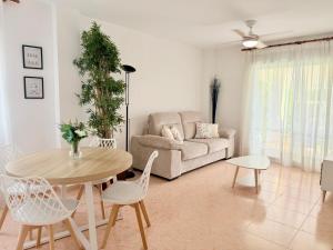 Bajo con jardin privado piscina 250m playa