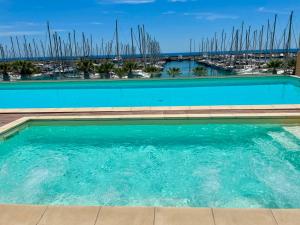 Fronte mare con terrazza panoramica, piscina e garage - Marina degli Aregai