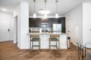 Landing Spectacular 2BD Game Room