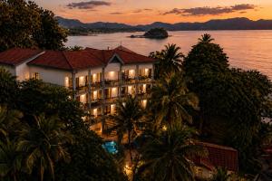 Exclusive Retreats Newest Beachfront Estate w Staff, Breakfast & Chef Available