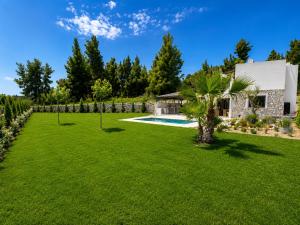 Sani Petra Retreat - Luxury villa in Sani with private pool and large garden