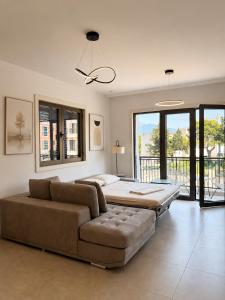 Lux Studio Lustica Bay and Car