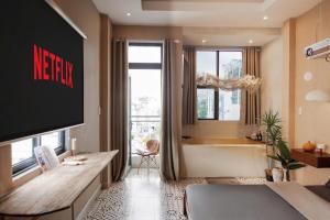 Wabi Sabi Saigon Hideout - Netflix & Bathtub District 1