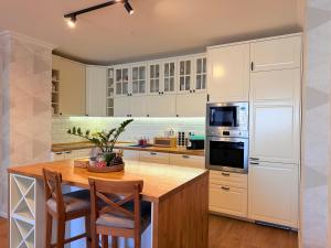 South Bay Family Apartment with 2 Parking Spaces