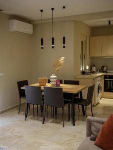 Art vacation apartment for 7 guests in Durrës city center