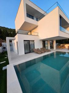 Villa Malu with Heated Pool & Jacuzzi