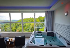 Private wellness with panoramic view, sauna & jacuzzi