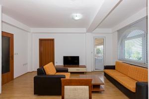 Nikola Apartments