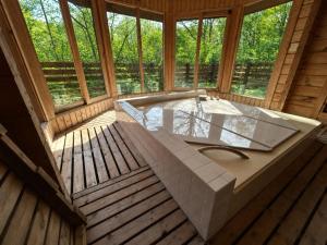 那須連峰を望む御用邸の膝元 森に囲まれた1200平米に佇むログハウス2棟と音楽棟東屋