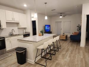 Luxury Resort Living, Pool, BBQ, Fitness Center, 1st Floor, Minutes 2 May Clinic