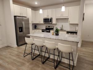 Luxury Resort Living, Pool, BBQ, Fitness Center, 1st Floor, Minutes 2 May Clinic