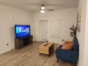 Luxury Resort Living, Pool, BBQ, Fitness Center, 1st Floor, Minutes 2 May Clinic